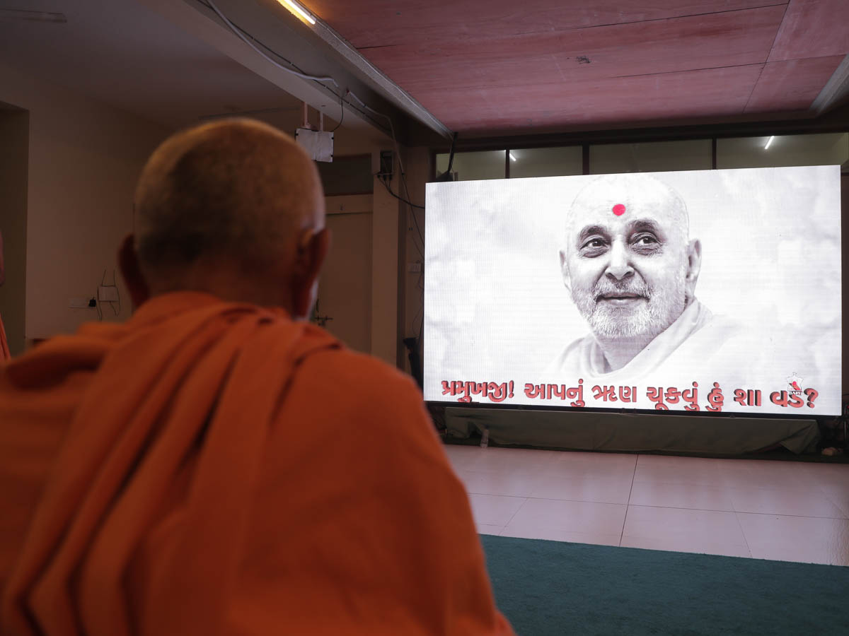 Swamishri during the Pramukh Swami Maharaj Smruti assembly in the evening