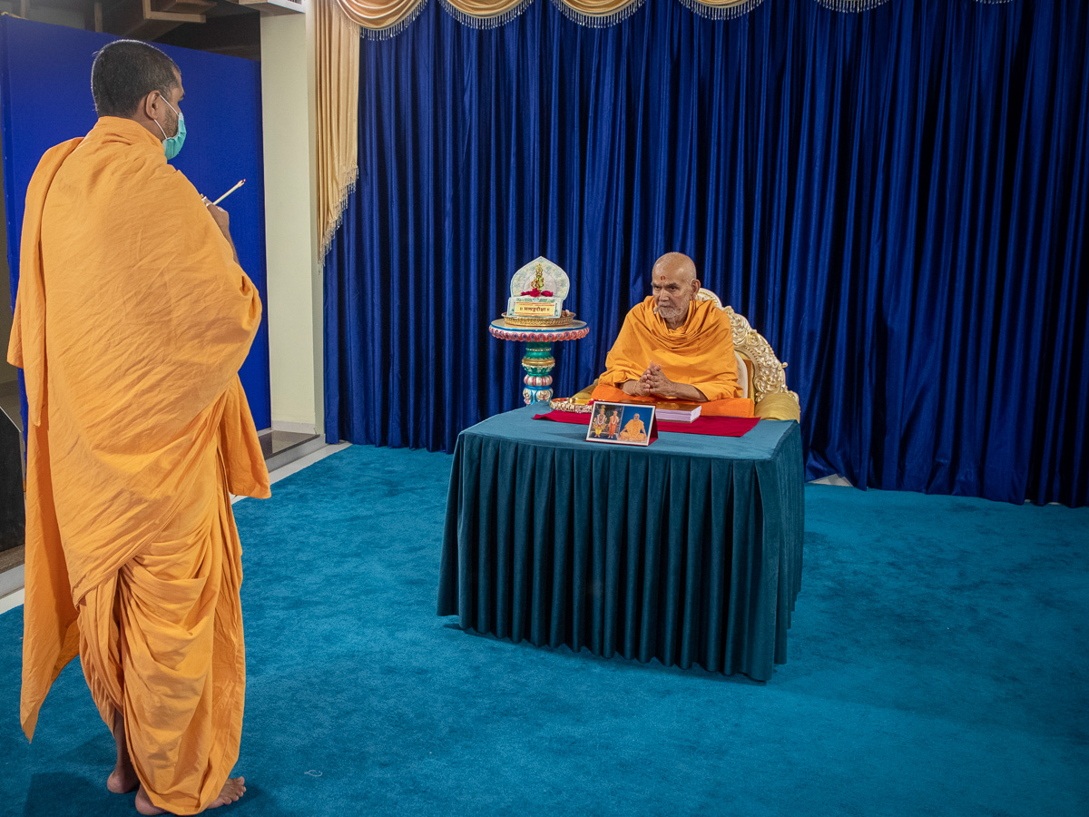 Vinaypriya Swami performs the arti