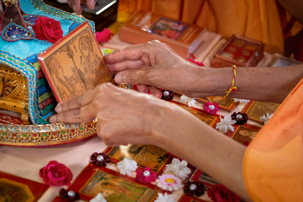 Swamishri adjusts the murti of Shri Akshar-Purushottam Maharaj