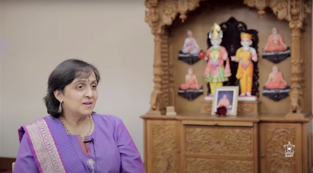 A mahila devotee, Sanjitaben, shares her experiences of doing seva during London Mandir Mahotsav in 1995 and the week leading to the opening of the Mandir