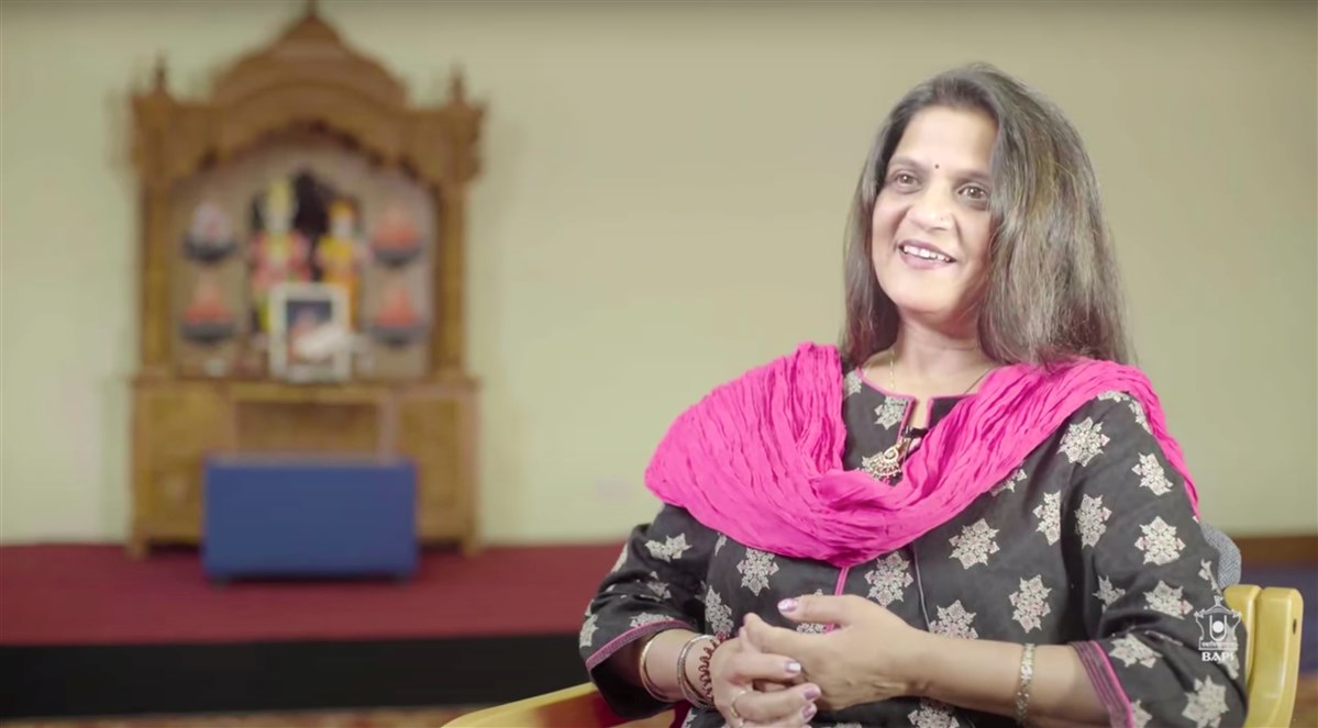 A mahila devotee, Dakshaben, shares her experiences of doing seva during London Mandir Mahotsav in 1995 and the week leading to the opening of the Mandir