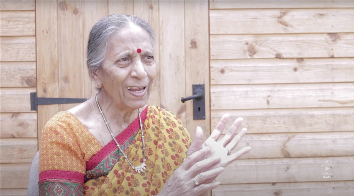 Savitaben, a senior mahila devotee, recounts her experiences of early satsang in the UK
