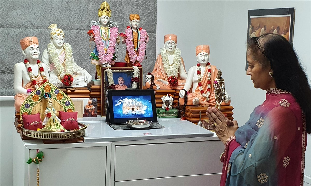 A mahila devotee enjoying the online celebrations