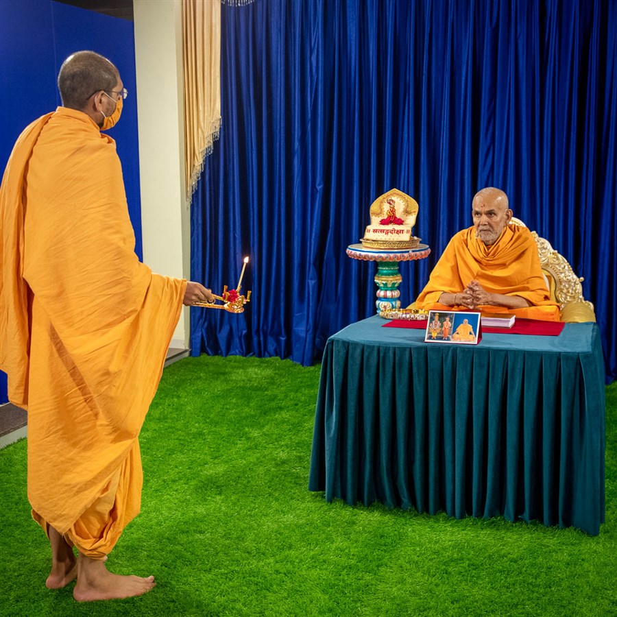 Shrutipriya Swami performs the arti