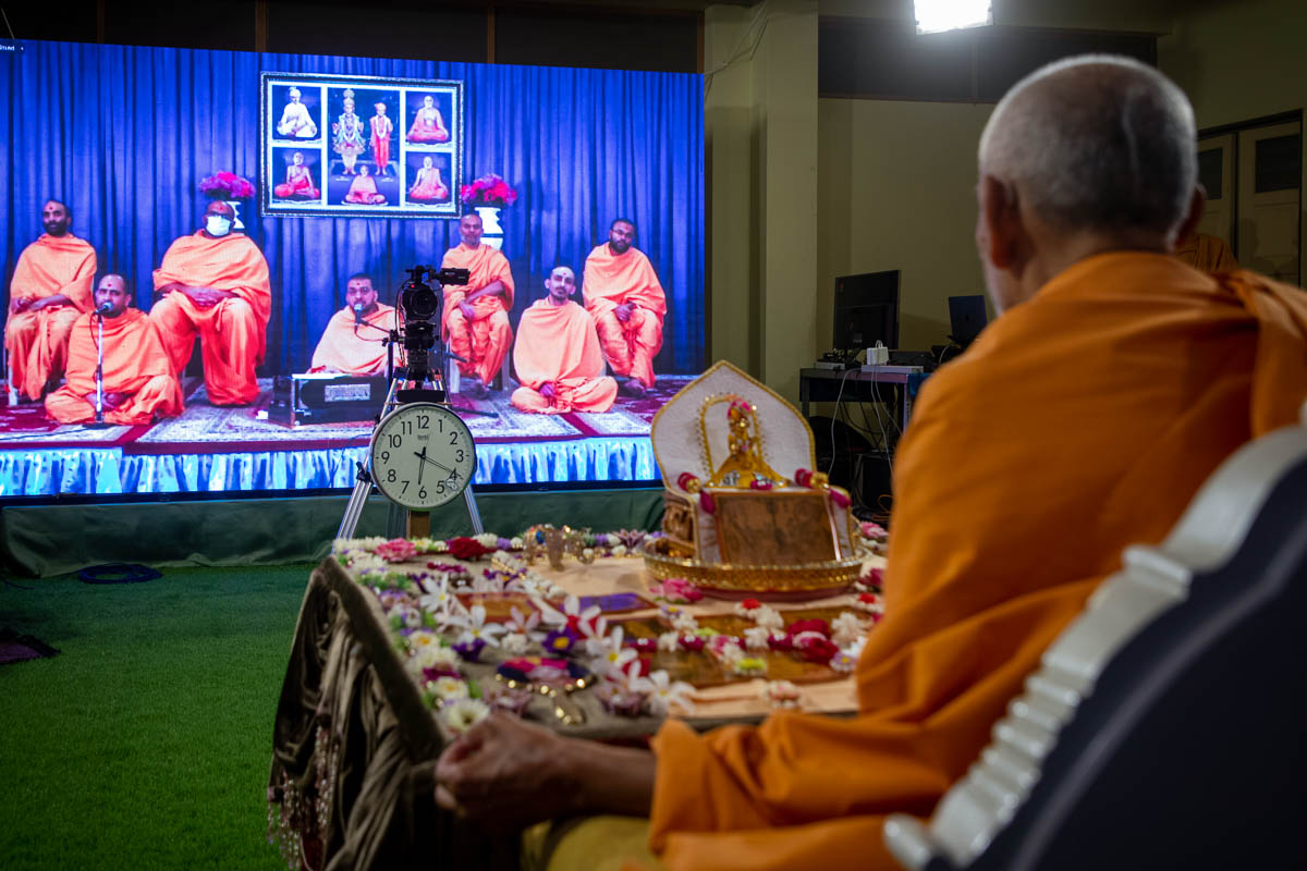 Sadhus from Toronto sing kirtans in Swamishri's morning puja
