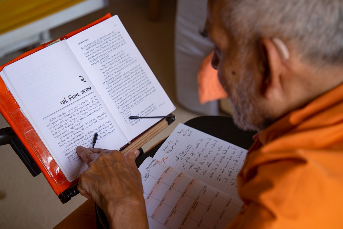 Swamishri reads 'Purushottam Bolya Prite'