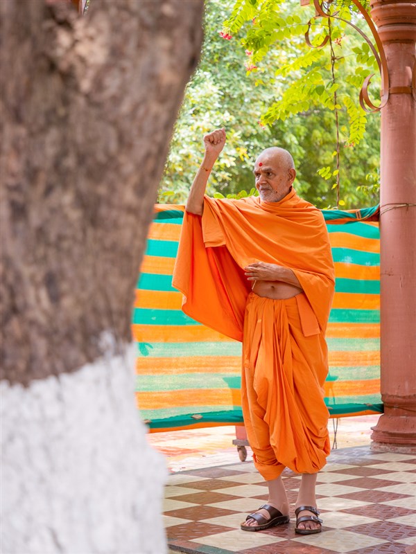Swamishri hails the jay of Bhagwan Swaminarayan