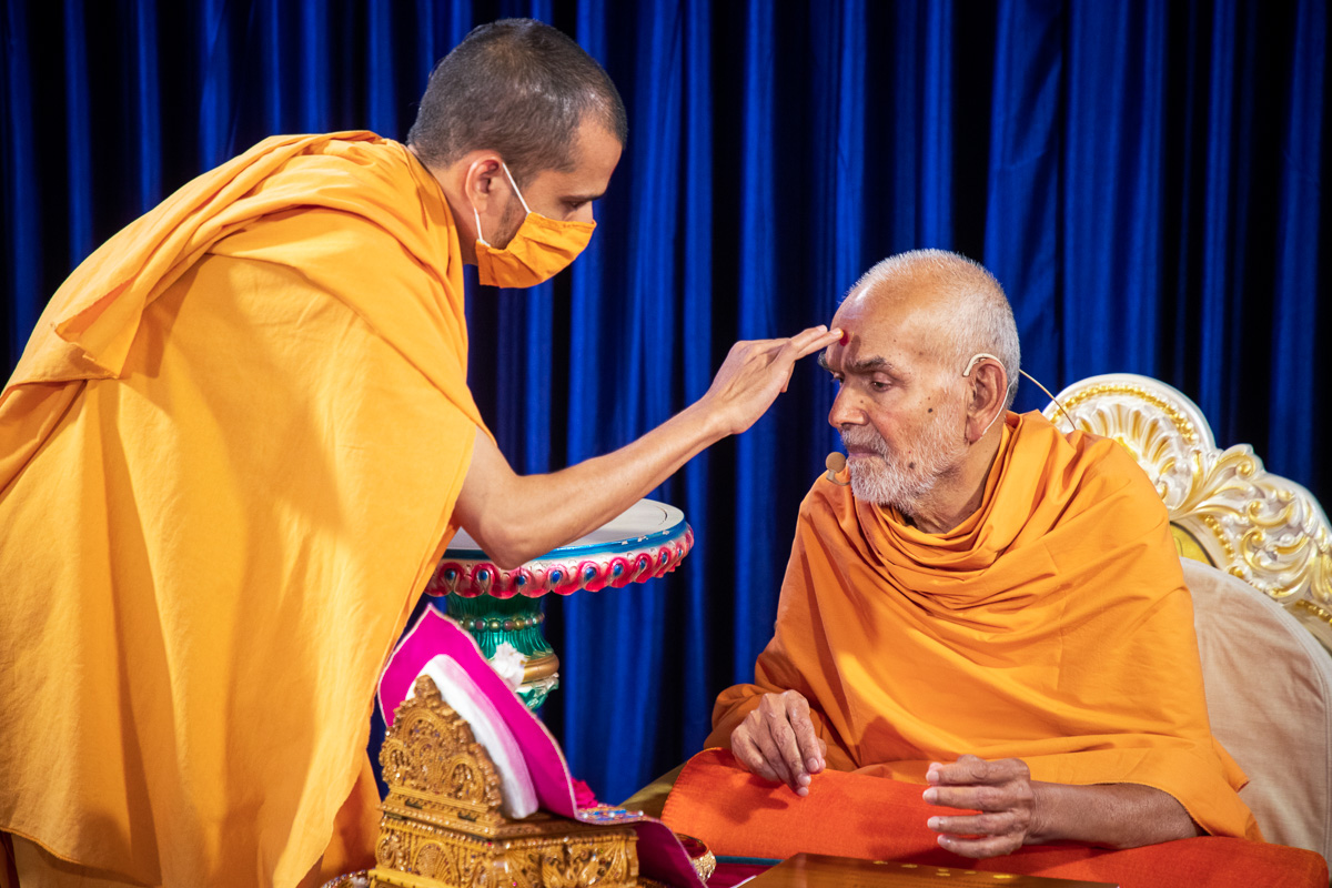 Santcharit Swami performs pujan of Swamishri