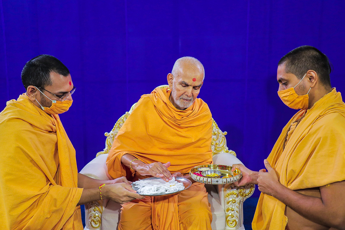 Swamishri sanctifies janois