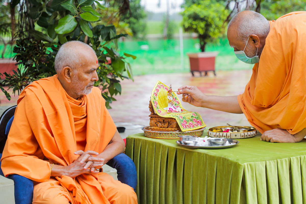 Atmaswarup Swami performs pujan of Shri Harikrishna Maharaj