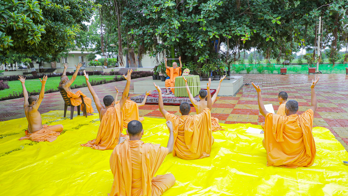 Swamishri and sadhus perform janoi changing rituals