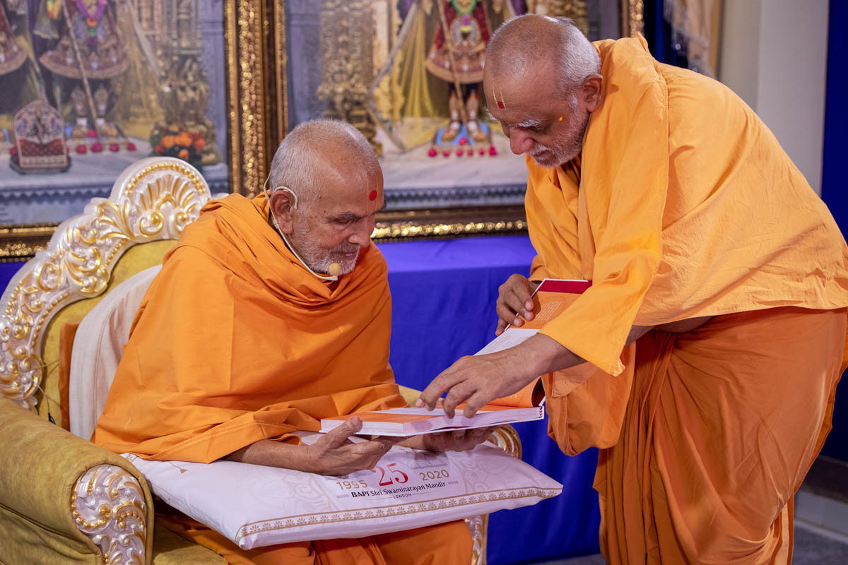 Swamishri reads prayers from devotees of London