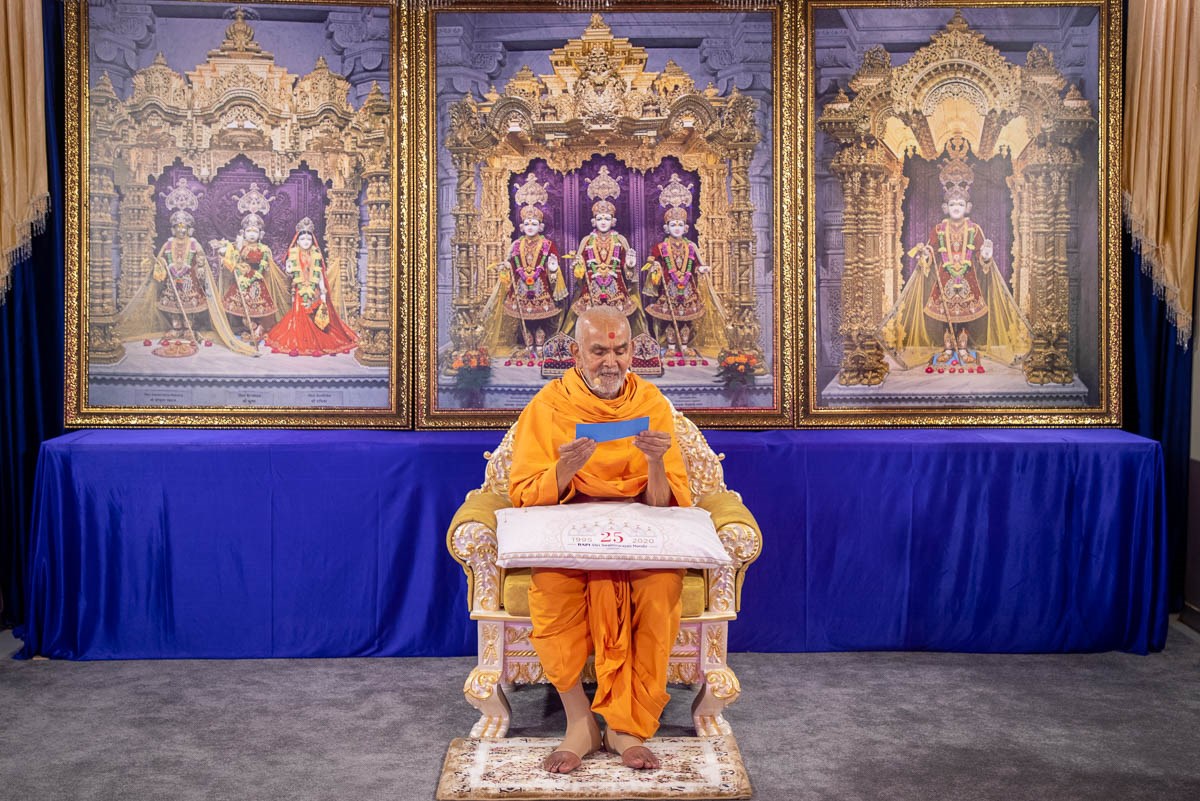 Swamishri reads prayers