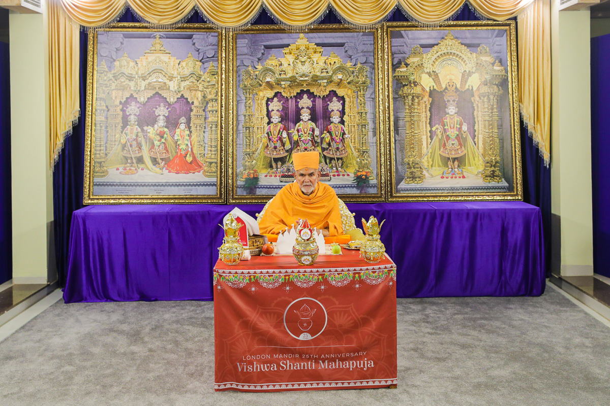 Mahant Swami Maharaj joined the 'Vishwa Shanti Mahapuja' in celebration of London Mandir's 25th anniversary
