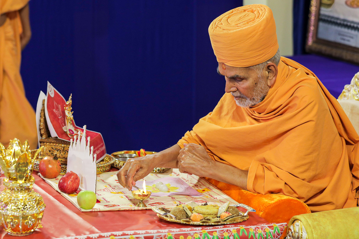 Swamishri lit the ghee lamp signifying the auspicious commencement of the mahapuja