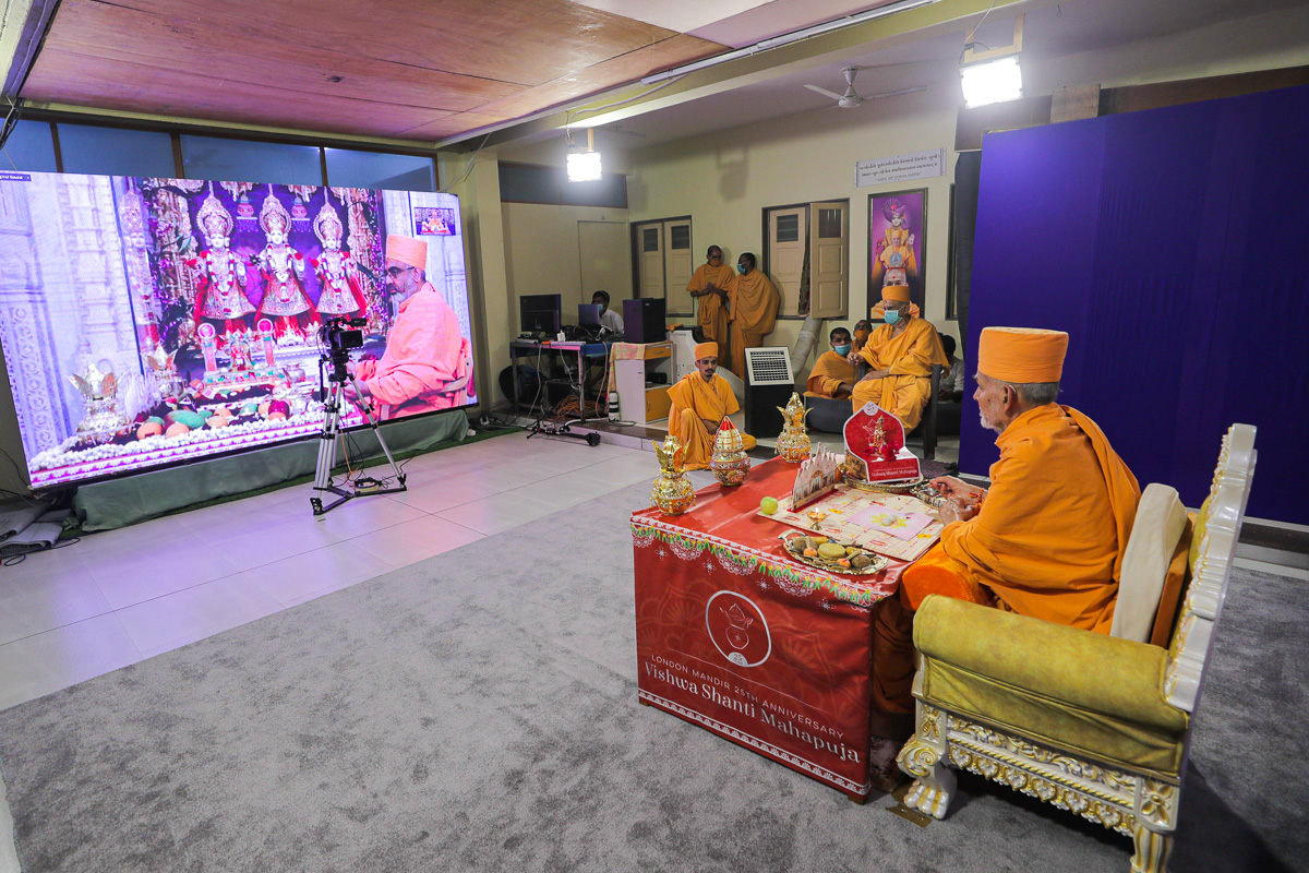 Swamishri participated in the main vow of the mahapuja, following the proceedings in London via video conference