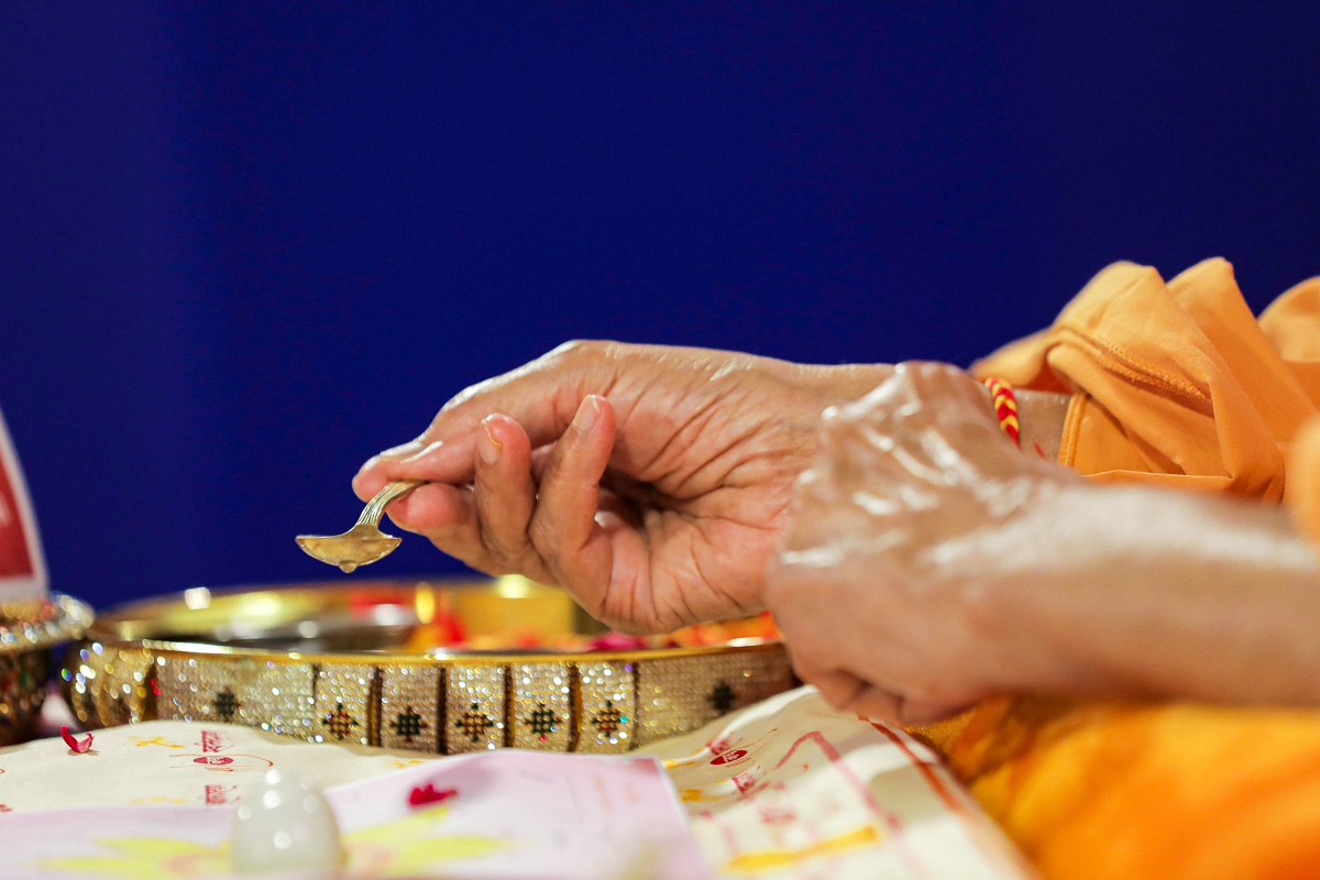 Swamishri participated in the main vow of the mahapuja by holding water in his hand