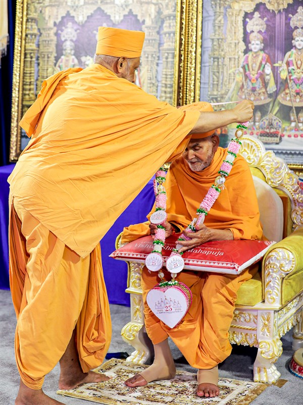 Atmaswarupdas Swami honoured Swamishri with a garland on behalf of the UK & Europe Satsang Mandal on the occasion of London Mandir's 25th anniversary