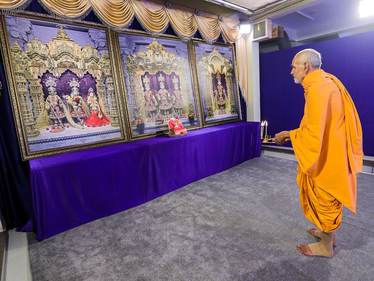 Swamishri performed the arti of the murtis of London Mandir