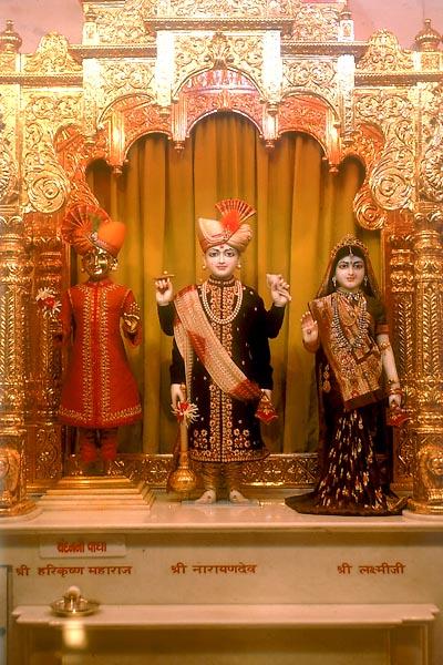 Anand -  Shri Harikrishna Maharaj and Shri Laxmi Narayan Dev, Anand