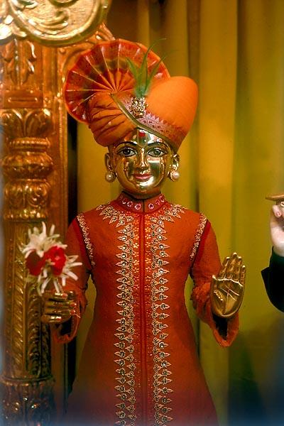 Anand -  Shri Harikrishna Maharaj attired in chandan