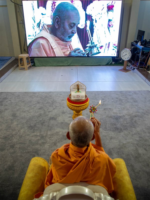 Swamishri performs the arti as a part of the finale programme
