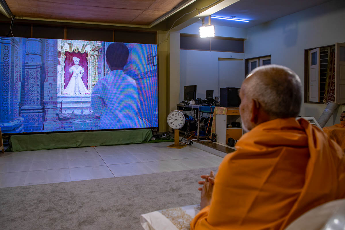 Swamishri watches the programme as the balak offers his prayer to Shri Ghanshyam Maharaj in London