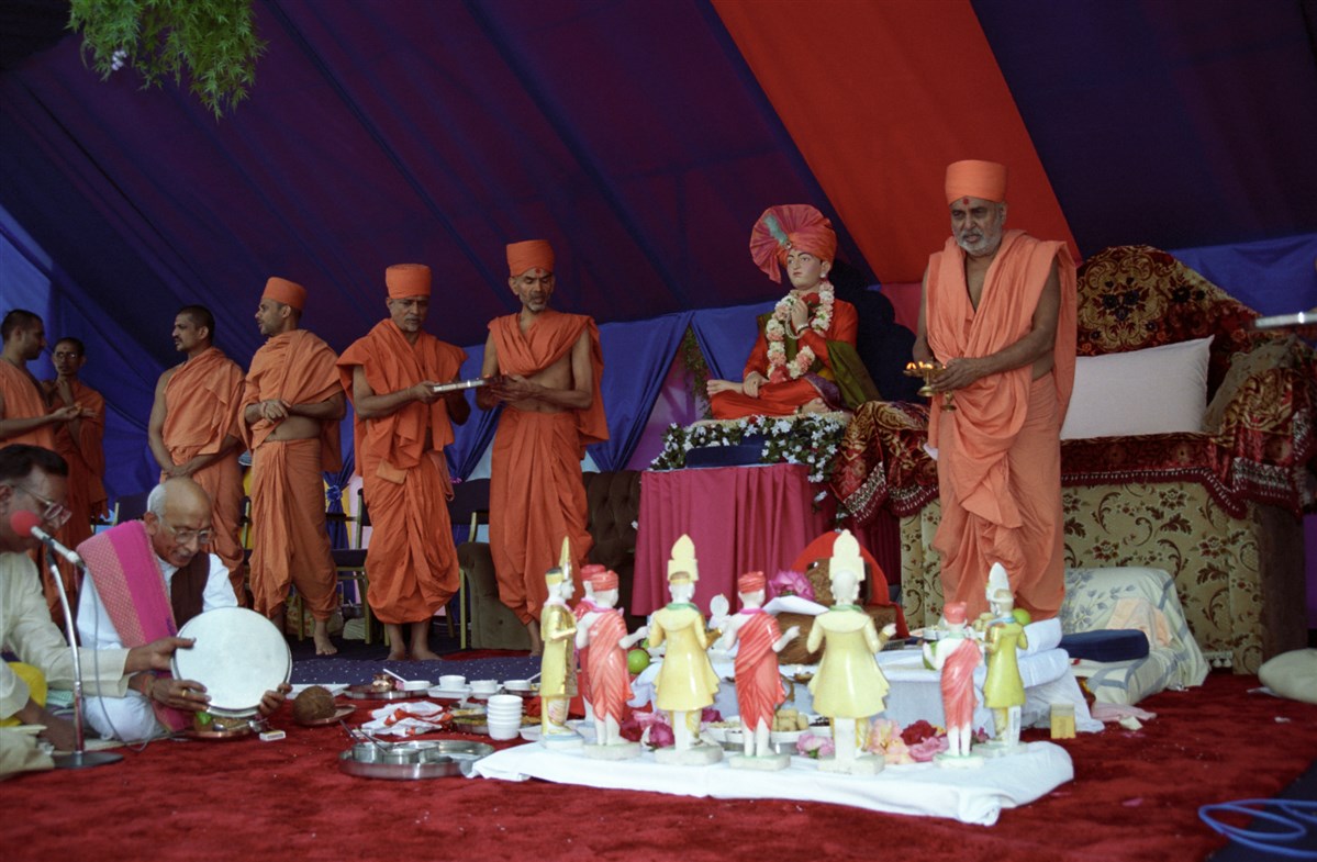 The ground-breaking ceremony for the mandir takes place on 7 July 1991 in the presence of Pramukh Swami Maharaj and Mahant Swami