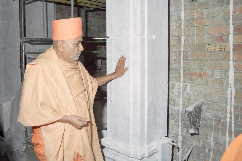 Pramukh Swami Maharaj proclaims that “patthar satsang karavshe” (the stones will spread the glory of satsang) in the UK