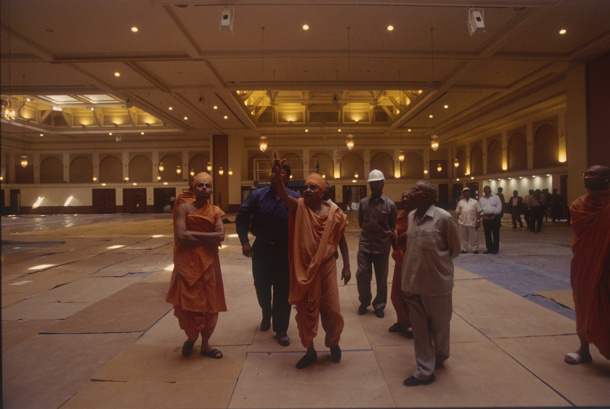 It was Pramukh Swami Maharaj’s wish to create a pillarless assembly hall. On his visits to the haveli complex, he would often point out design details and provide valuable guidance to the project team