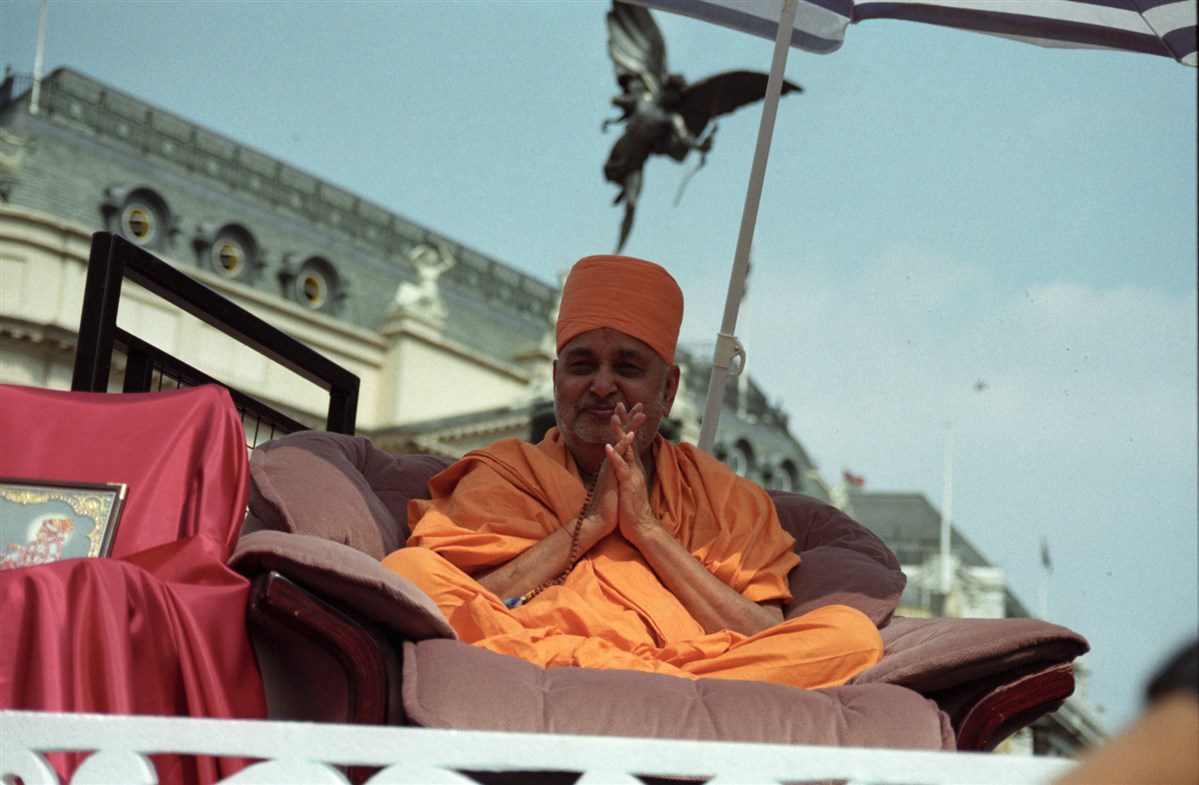 To the surprise of every devotee present, Pramukh Swami Maharaj blessed everyone with his divine presence at Piccadilly Circus