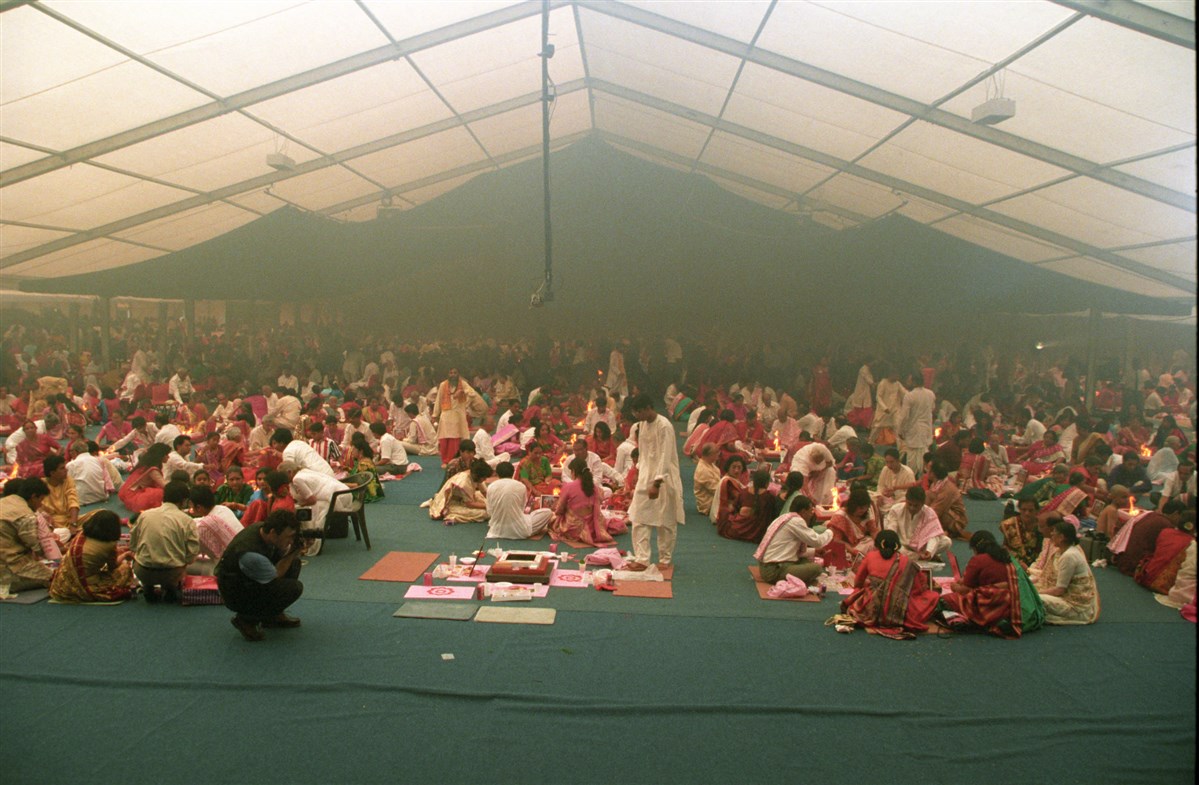 A Vishwa Shanti Mahayagna was performed on 19 August 1995. At the time, it was the largest yagna to be performed outside of India
