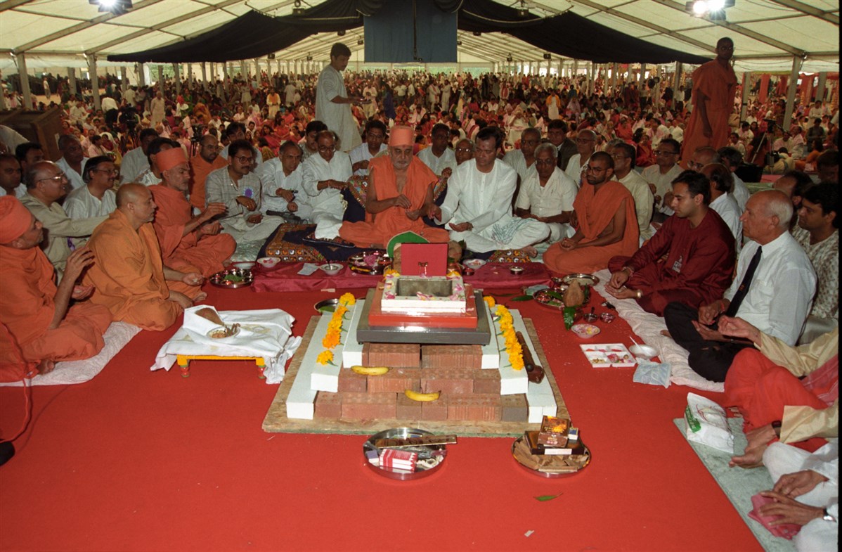 Pramukh Swami Maharaj performs the Vishwa Shanti Mahayagna, praying for peace and prosperity in the world