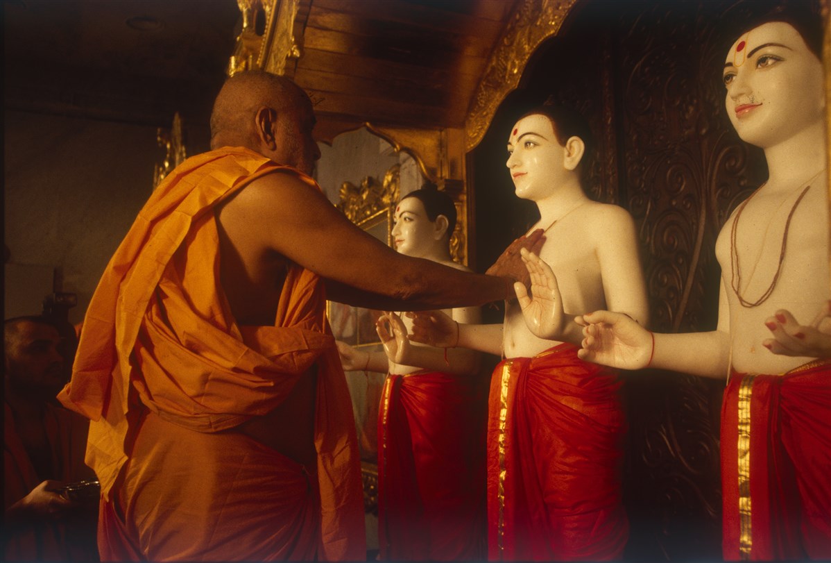 Pramukh Swami Maharaj instils the stone murtis with God’s divine power