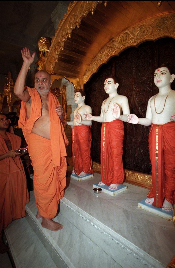 Pramukh Swami Maharaj signals his joy at the image installation ceremony