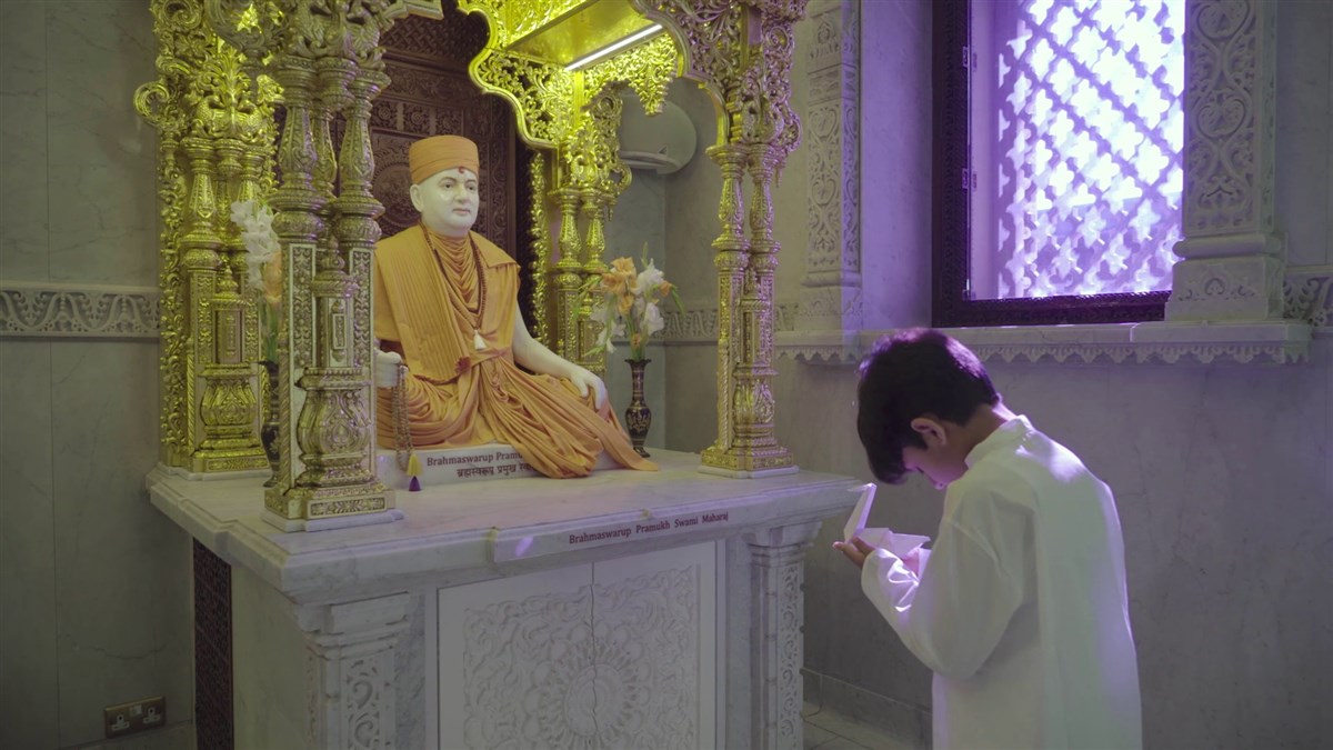 Finally, the child goes to Pramukh Swami Maharaj to place the swan which contains his letter of gratitude