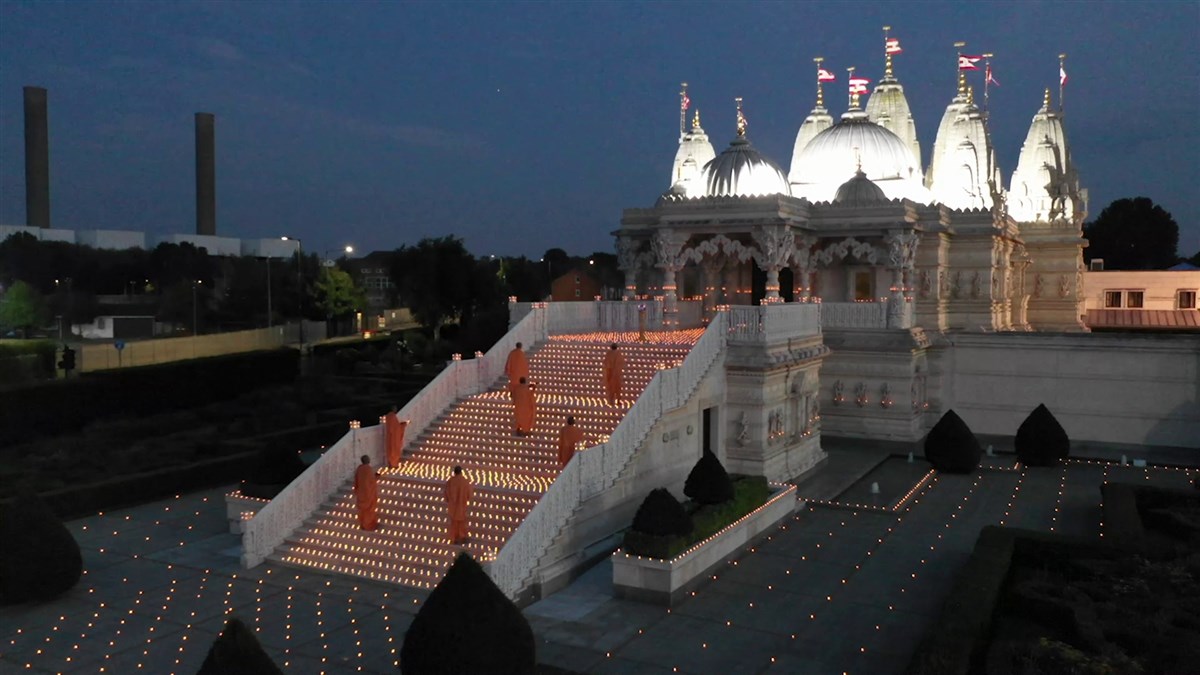 To mark this historic inaugural anniversary, swamis performed a grand maha-arti on the steps of London Mandir