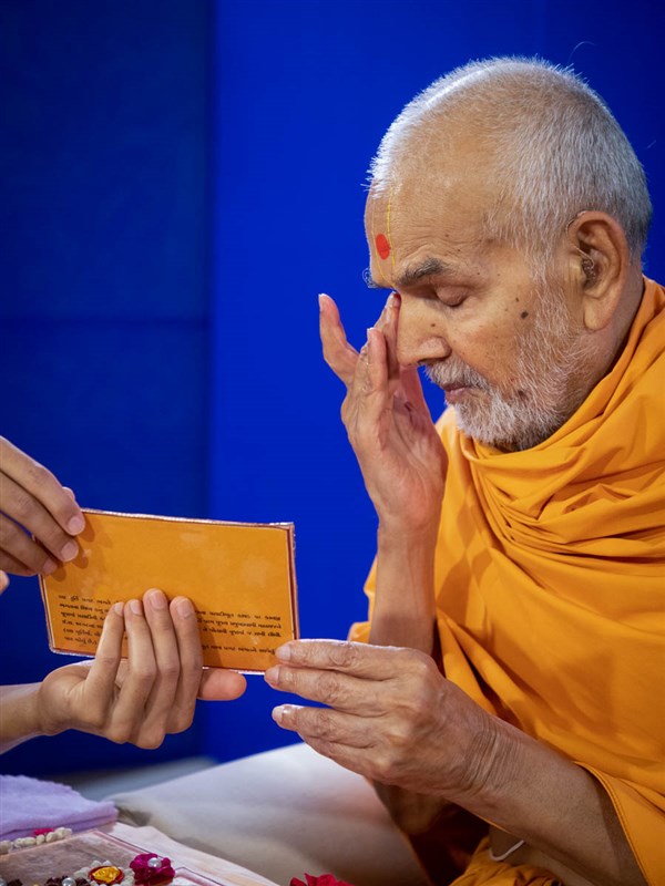 Swamishri engrossed in darshan of Shri Akshar-Purushottam Maharaj