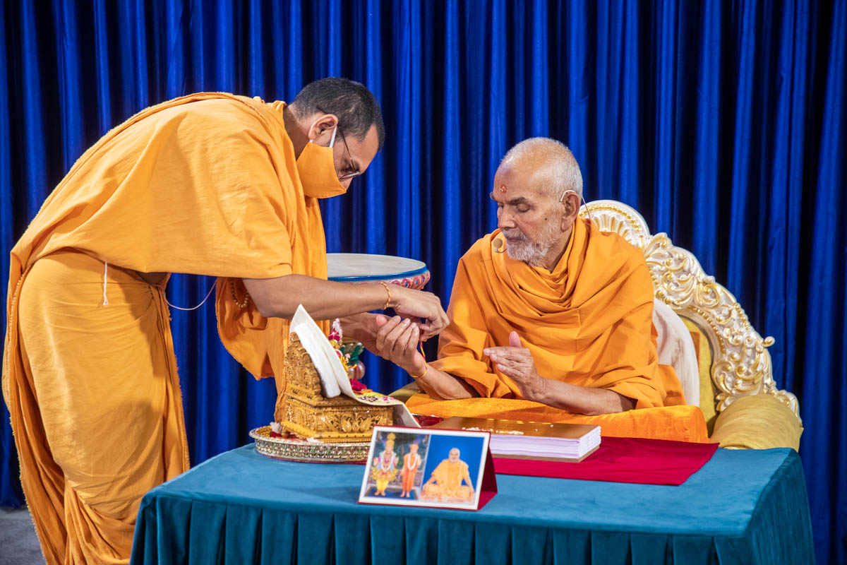 Brahmanayan Swami ties a nadachhadi to Swamishri