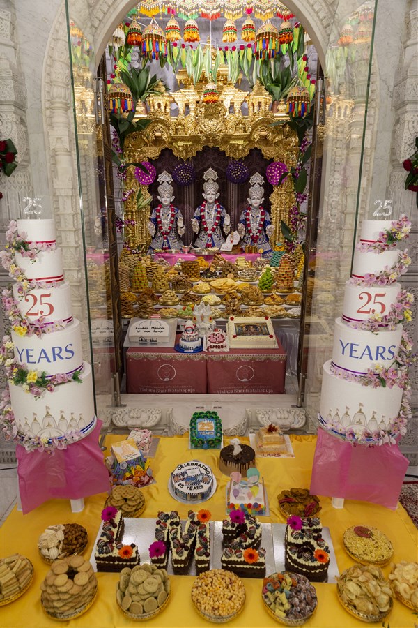 Annakut offering in the central shrine