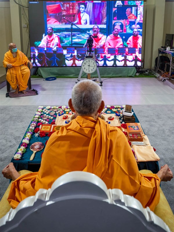 Sadhus at Atlanta Mandir sing kirtans in Swamishri's puja