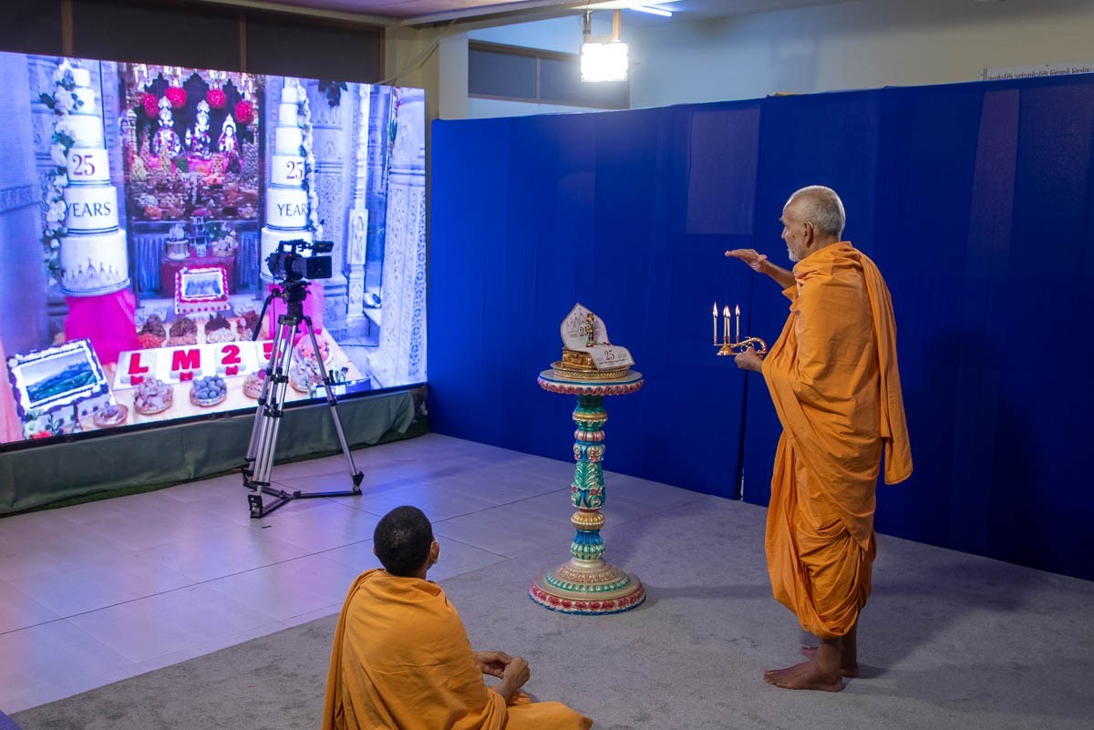 Mahant Swami Maharaj offers the arti to the murtis in London from Nenpur, India