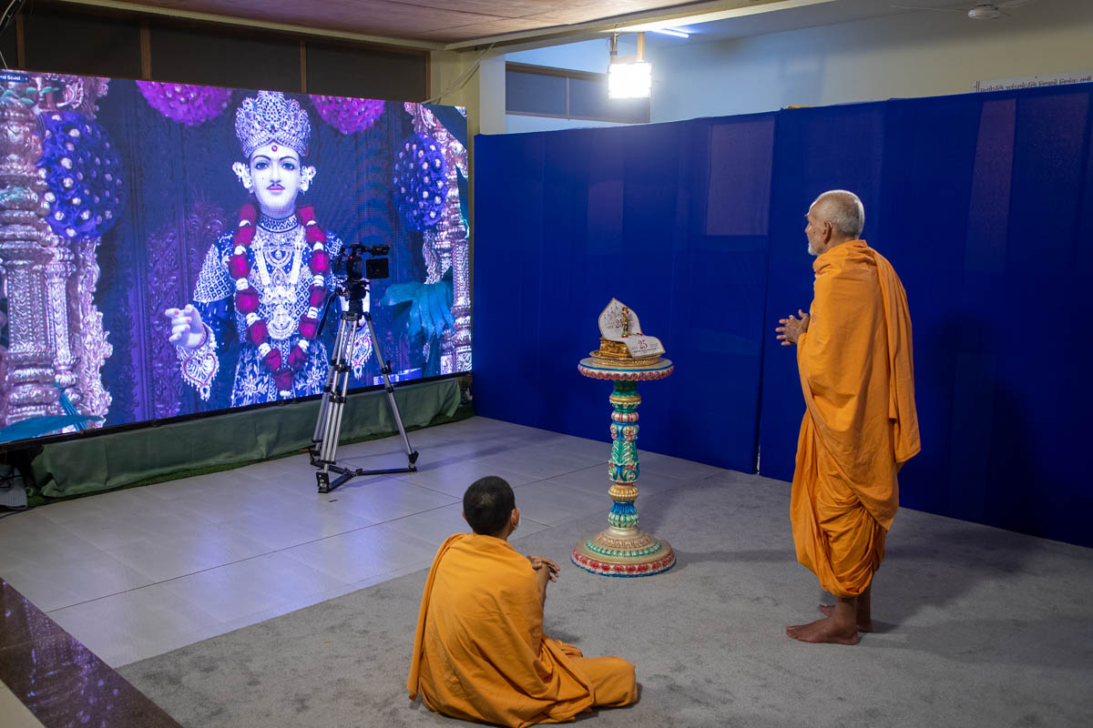 Mahant Swami Maharaj doing darshan of Ghanshyam Maharaj at London Mandir from Nenpur, India