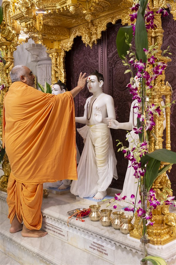 Yogvivekdas Swami performs the pujan of the murtis in the central shrine