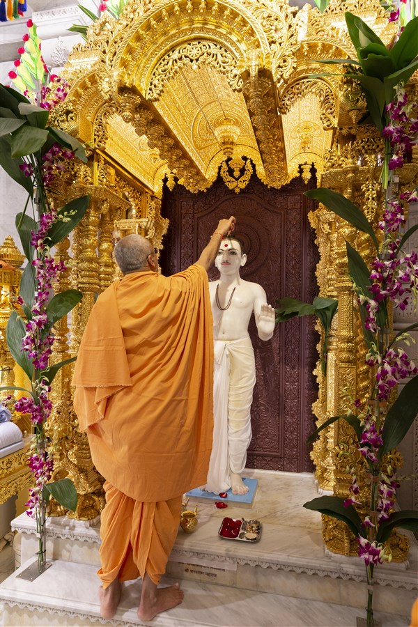 Prabuddhmunidas Swami performs the patotsav ceremony of Shri Ghanshyam Maharaj
