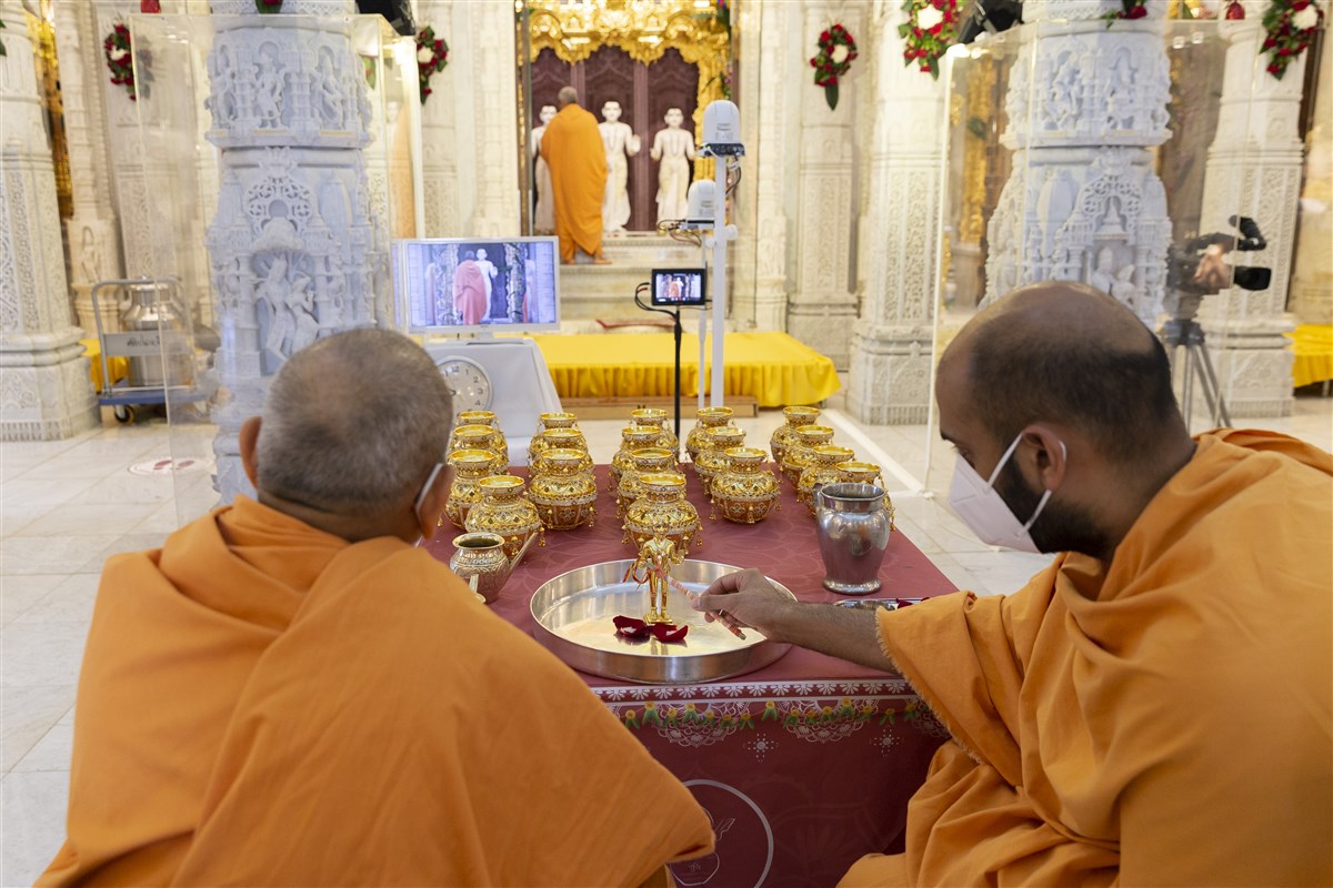 Aksharviharidas Swami and Akhandyogidas Swami perform the patotsav ceremony of the chal (mobile) murti of Shri Harikrishna Maharaj