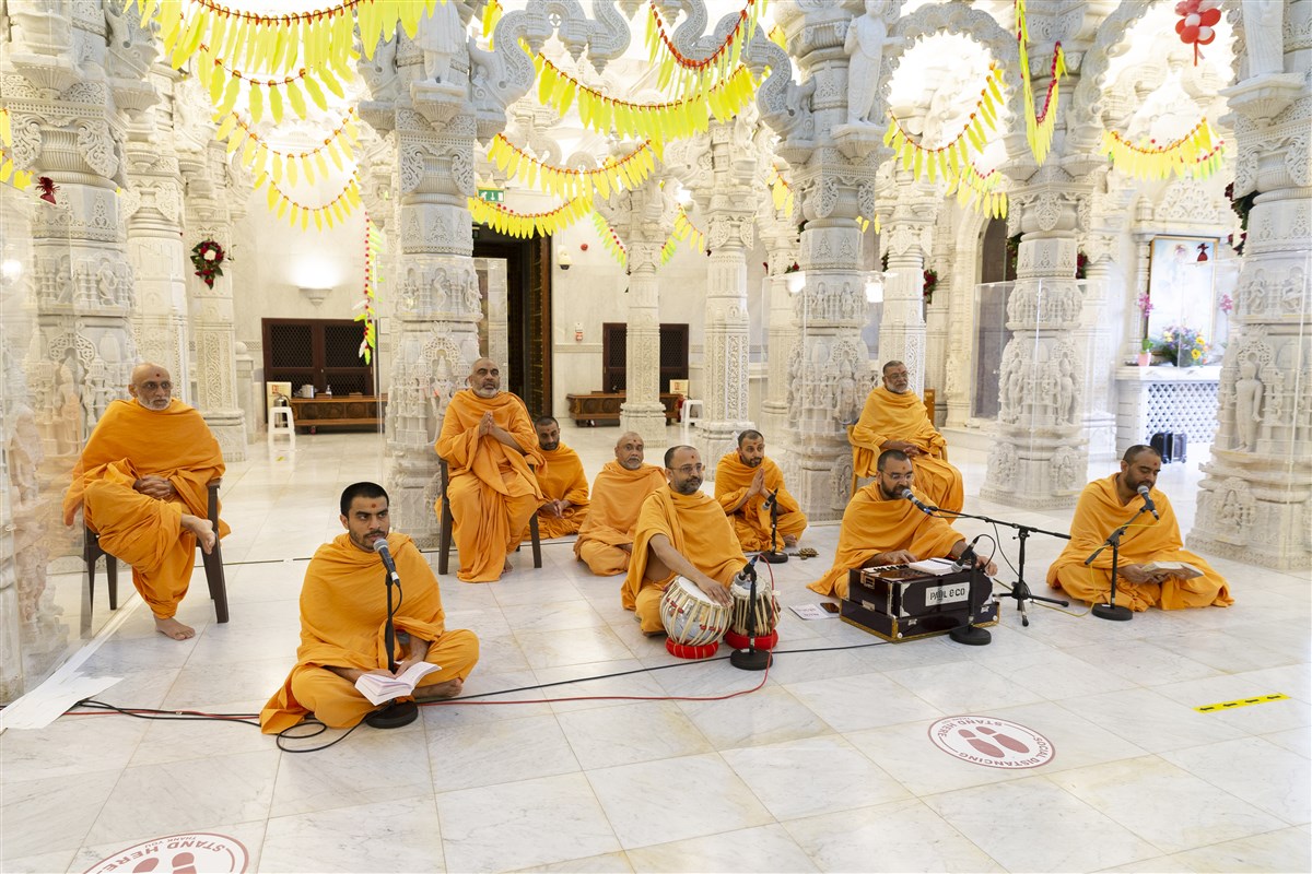 Swamis sing thal to the murtis in the upper sanctum of the mandir
