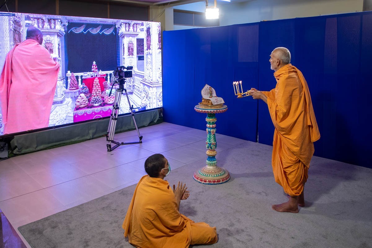Mahant Swami Maharaj joined in with the patotsav arti live from Nenpur, India