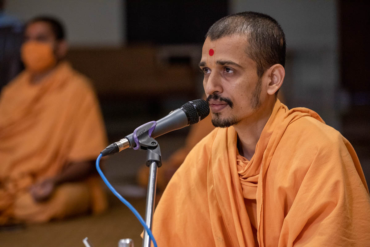 Santcharit Swami sings a kirtan in Swamishri's puja
