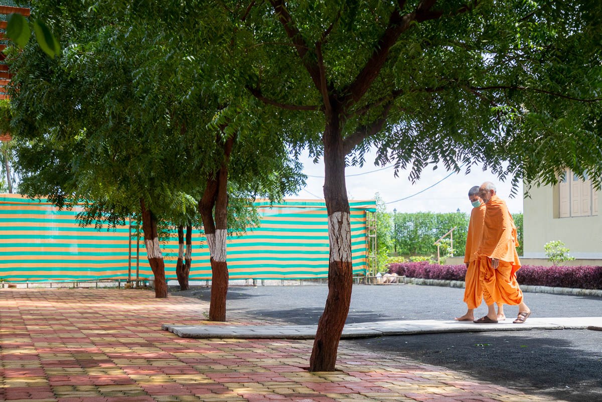Swamishri begins his afternoon walk